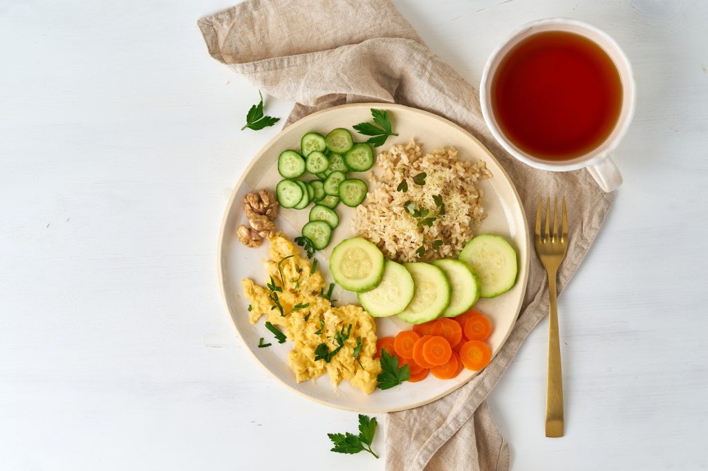 Comida equilibrada sin gluten, arroz integral con calabacín revuelto, dieta DASH FODMAP
