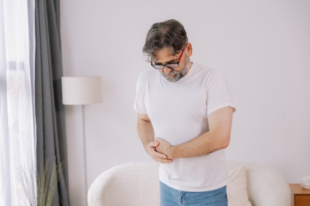 Hombre con problemas digestivos