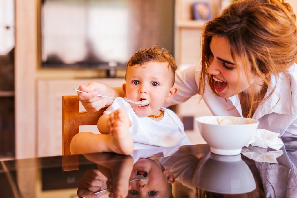 mama alimentando a un niño