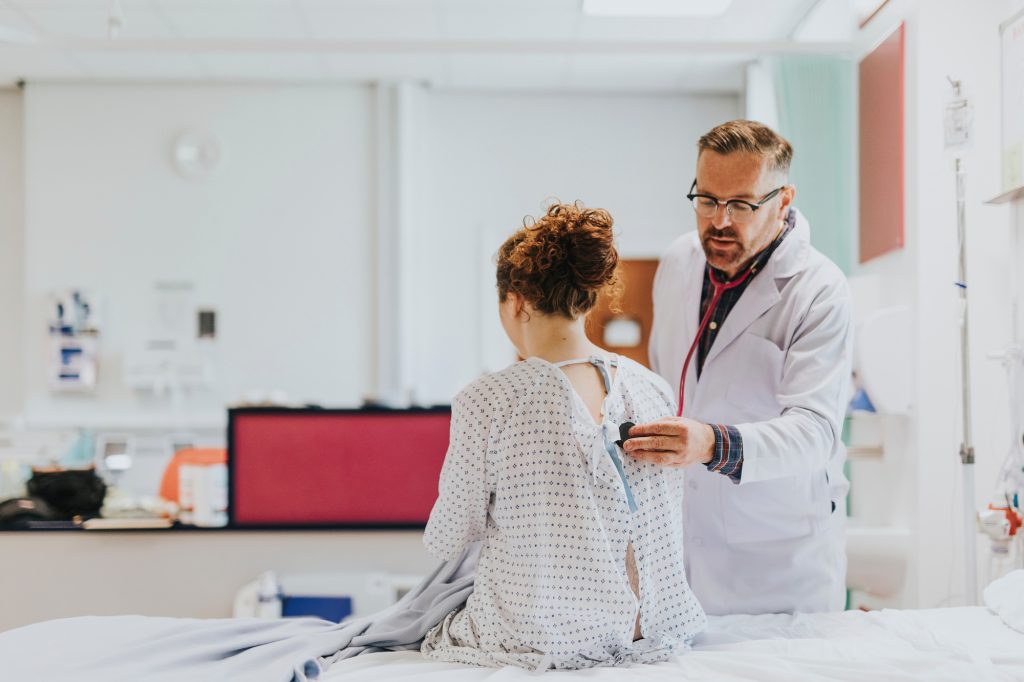Médico realizando un chequeo médico a un paciente