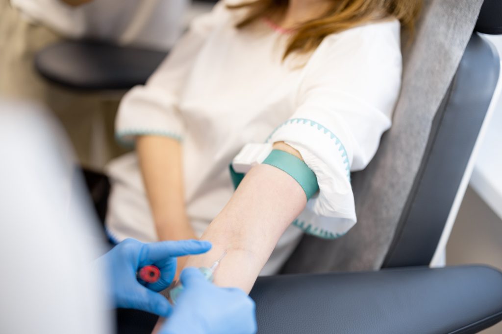 Proceso de extracción de sangre para análisis
